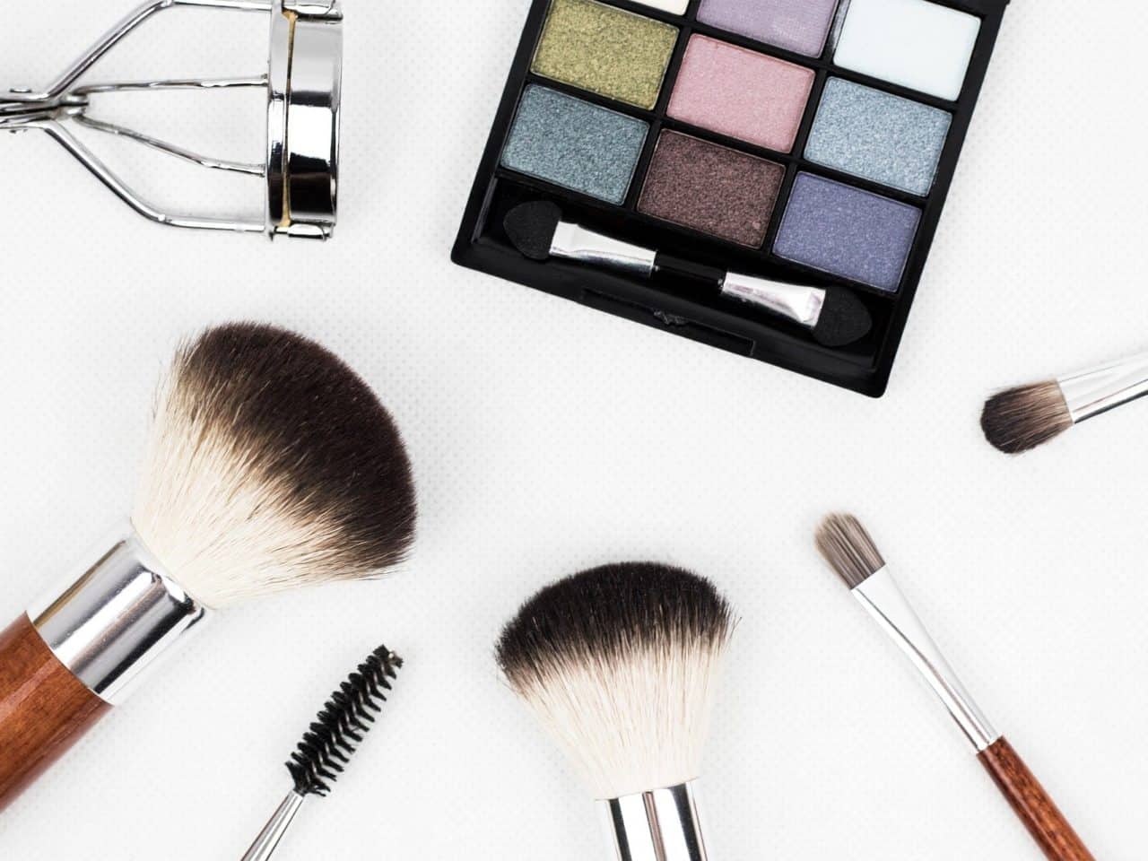 https://pr-helden.de/wp-content/uploads/2021/04/makeup-brushes-1761648_1920-1280x960.jpg